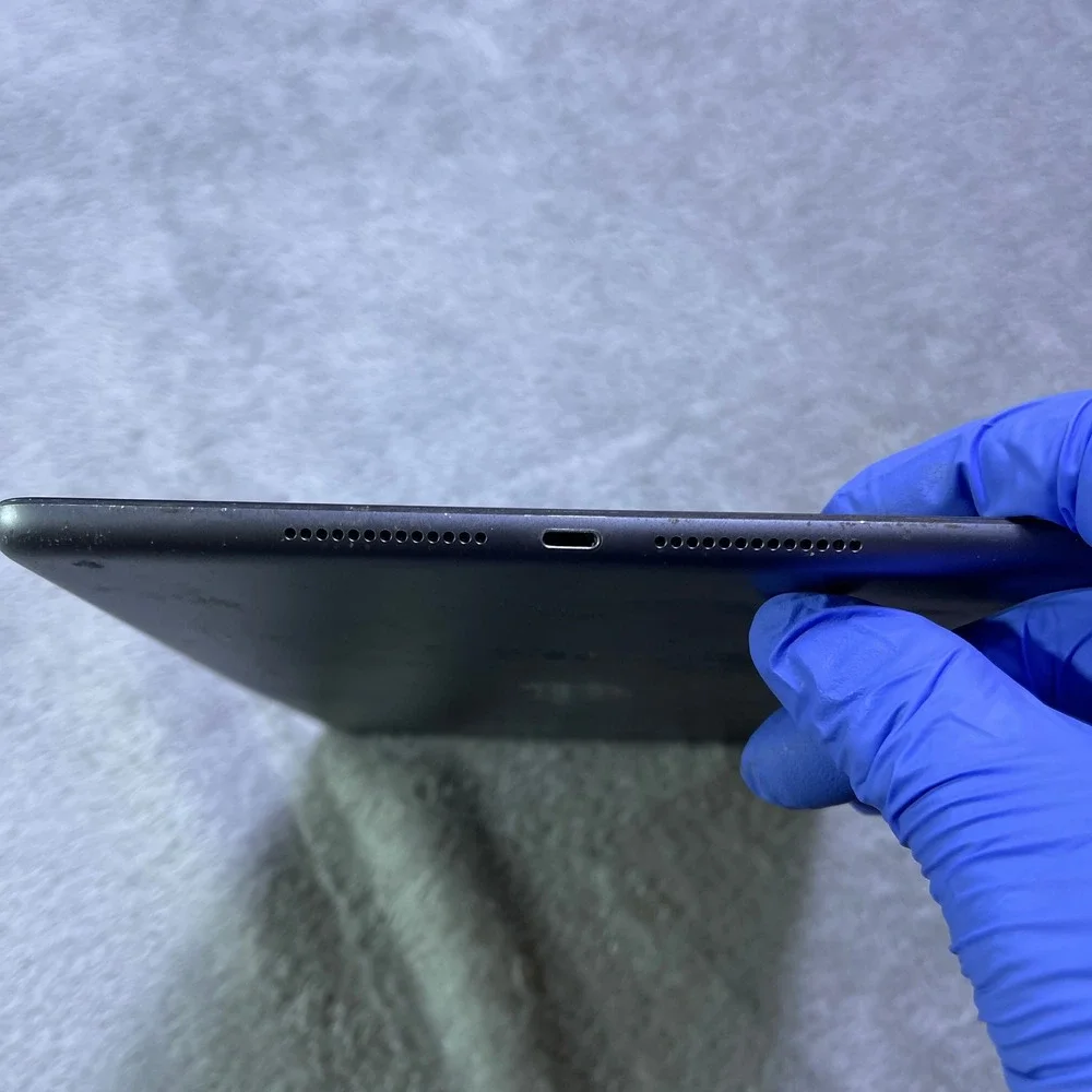 Apple iPad 7th Gen Black WiFi Cracked Screen For Parts Repair Only‎ Not Working